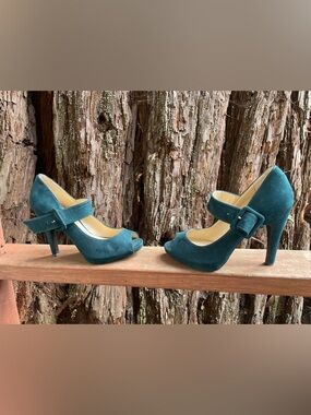 Nine West Suede Ankle Strap Peep Toe - Emerald Green (7M)